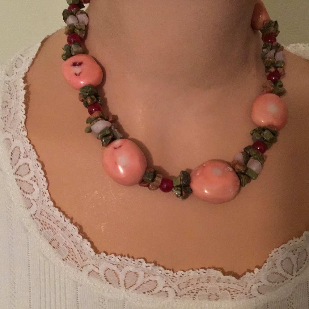 CHUNKY BEADED NECKLACE, PEACH COLORED CENTRAL TONE